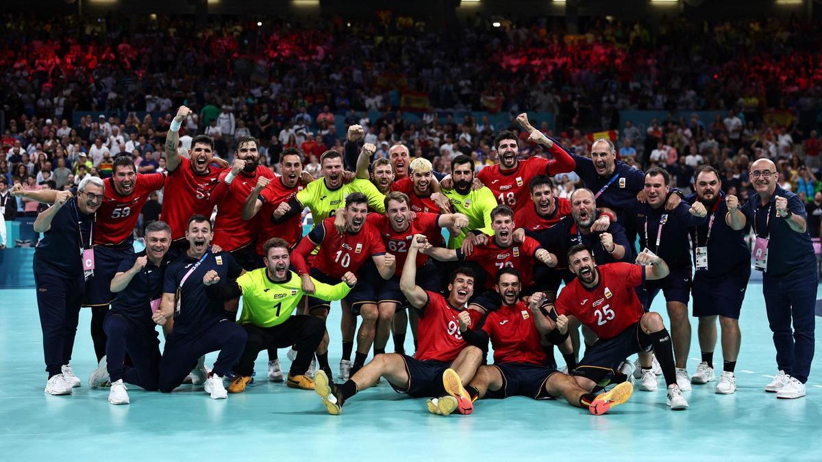 La selección española de balonmano celebrando la medalla de bronce en los Juegos Olímpícos de Paris 2024