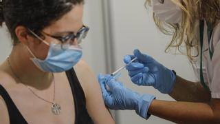 El 64,7% de la población de Baleares ya tiene la pauta completa de la vacuna