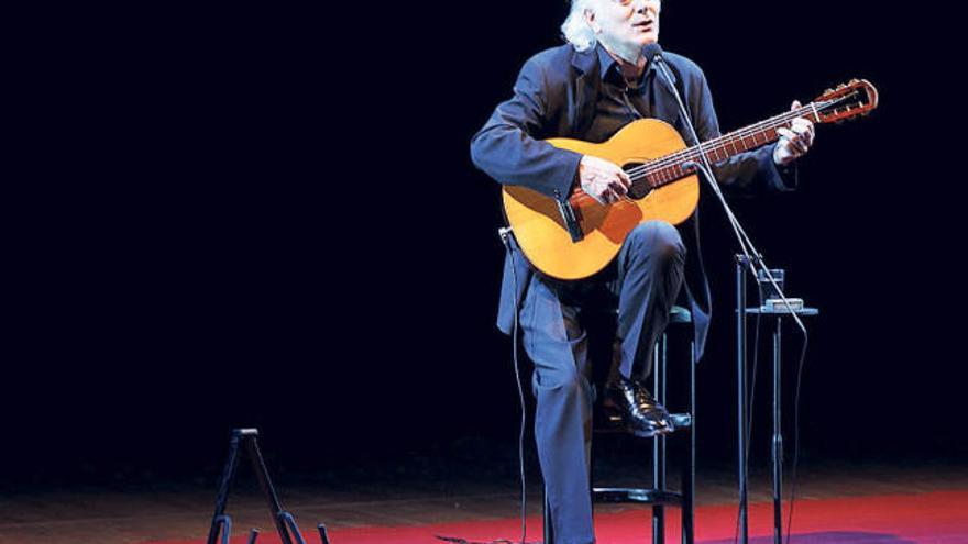 El cantautor Amancio Prada, durante su actuación de ayer en el Teatro del Centro Cultural.  // José Lores