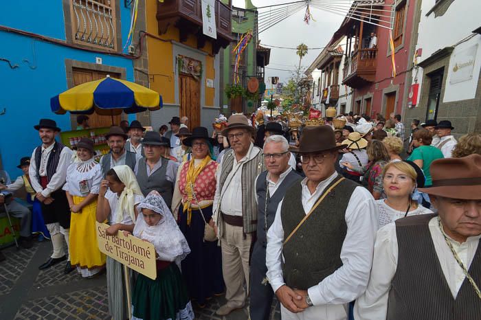 Carretas y grupos en la romería del Pino