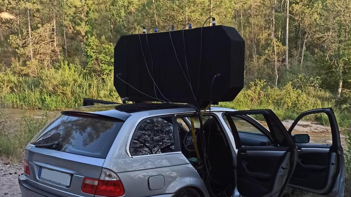 El vehicle d'uns dels sancionats, amb l'imponent aparell de so al damunt