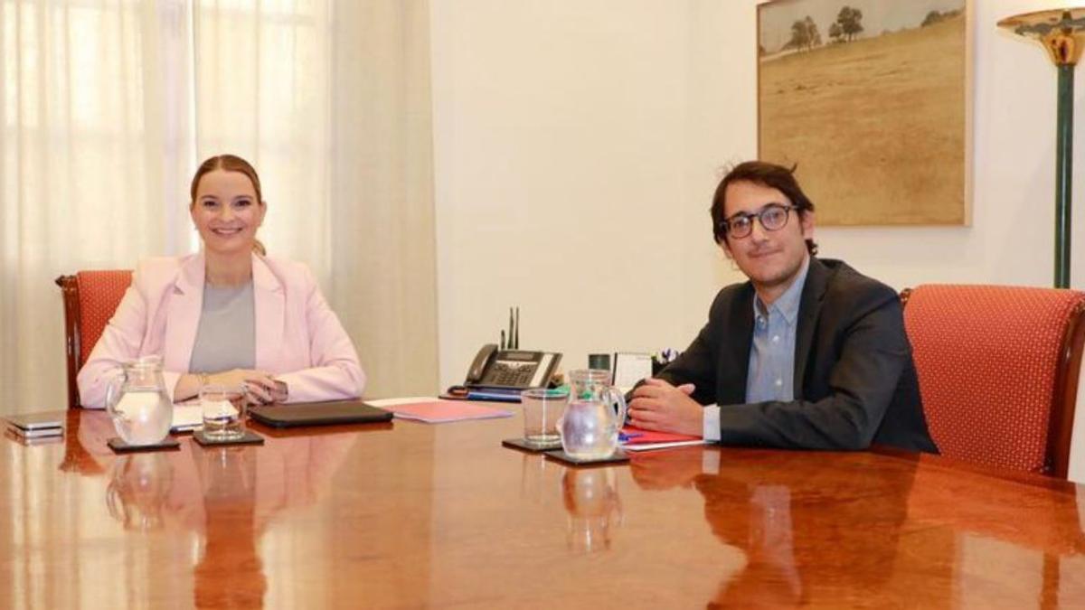 Marga Prohens en una reunión con Iago Negueruela.