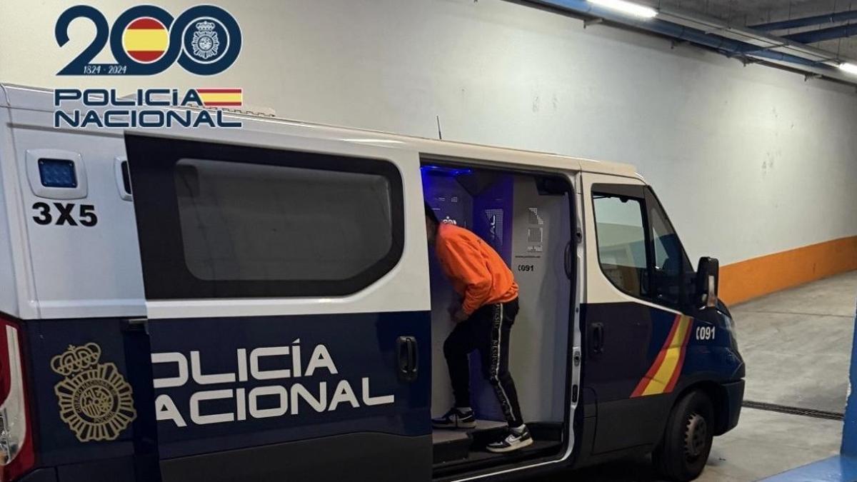 El detenido, en un furgón policial