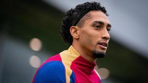 Los jugadores del Barça llegan al último entrenamiento antes del choque ante el Granada