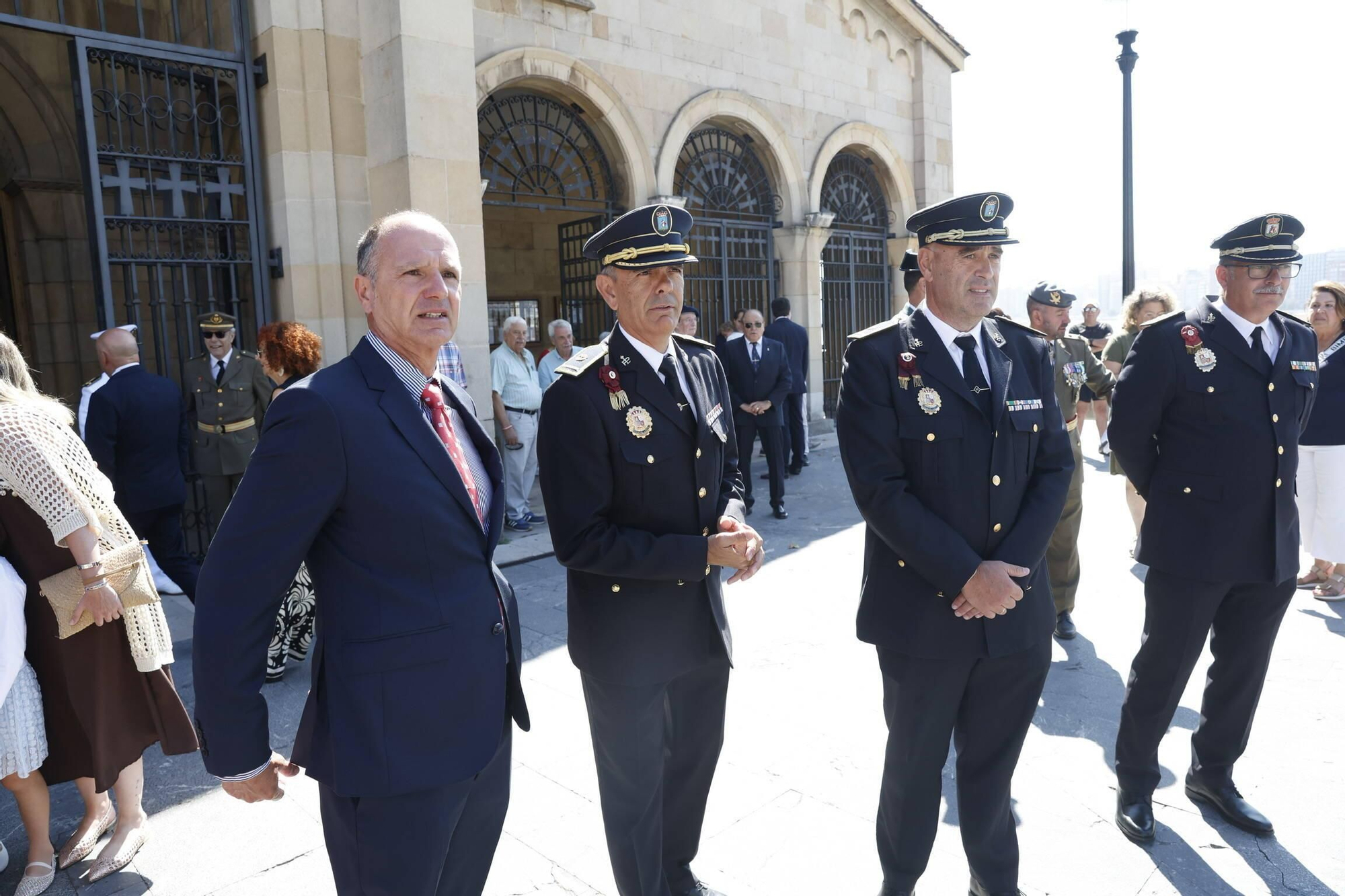 La misa con la Armada y la ofrenda floral del Carmen en Gijón, en imágenes