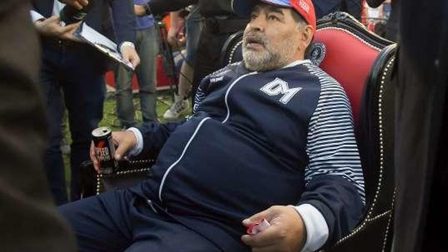 Maradona, en un sillón, durante un partido.