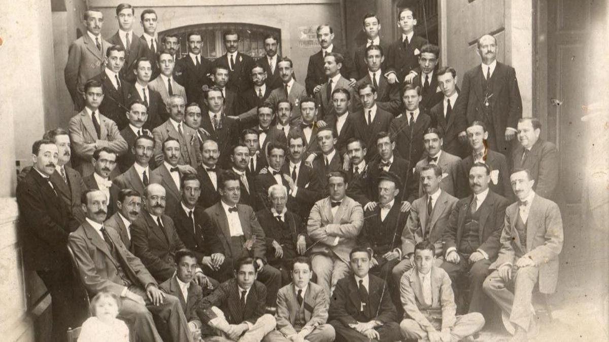 Personal de Gómez Hermanos en 1916. En el centro, José Agustín Gómez García junto a tres de sus hijos.