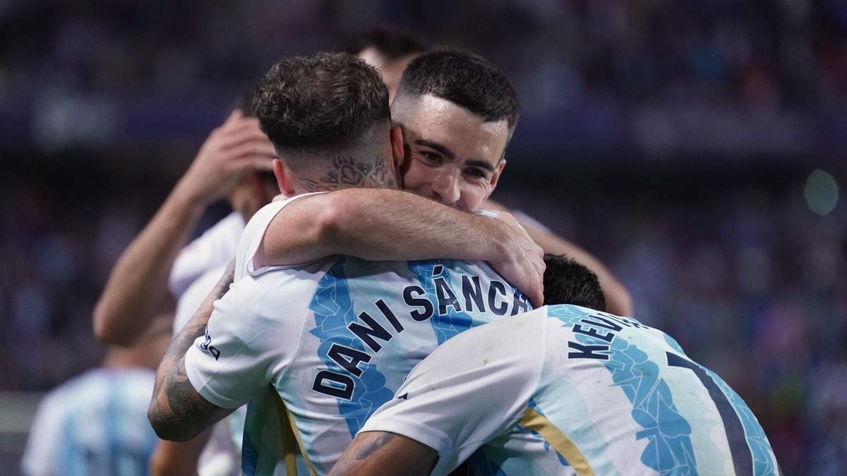 Ramón se abraza con Dani Sánchez, autor del gol que dio la victoria al Málaga CF eeste viernes frente al Tenerife en La Rosaleda.