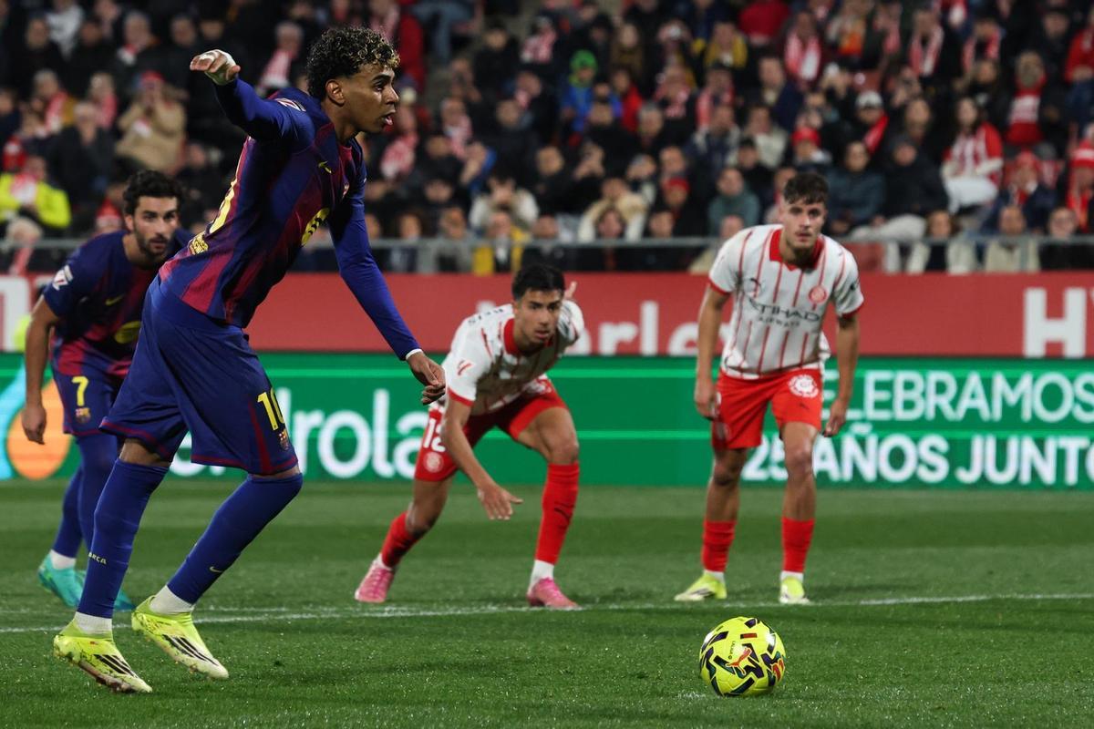 Lamine engañó a Gazzaniga pero envió su disparo a la madera