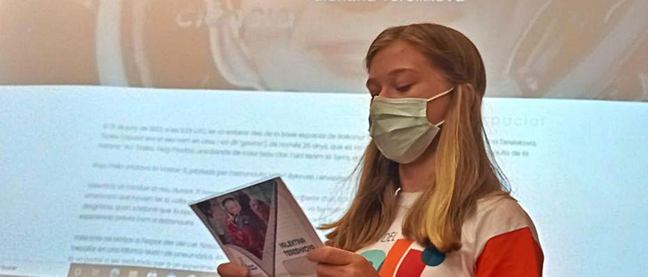 Una alumna ante la ficha de Tereshkova. | UPV