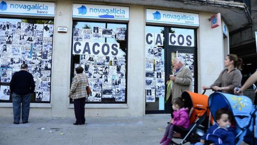 La sucursal de Novagalicia Banco, en la calle Eugenio Sequeiros, totalemnte empapelada.  // G.N.