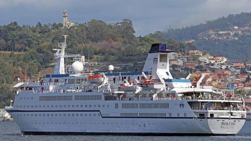 El crucero &quot;Berlín&quot;, en una maniobra antes de su partida. // M.G.Brea