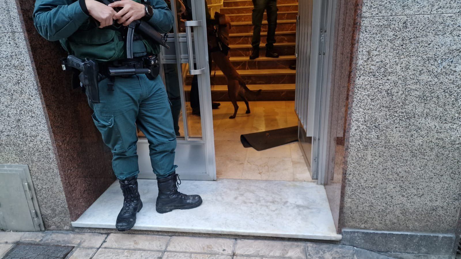 Guardia Civil, Aduanas y Policía Nacional colaboran en una nueva operación antidroga. Se realizan detenciones, registros e incautaciones.