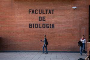 Els treballadors de Biologia no donen la intoxicació per tancada: «Ens han tractat de bojos»