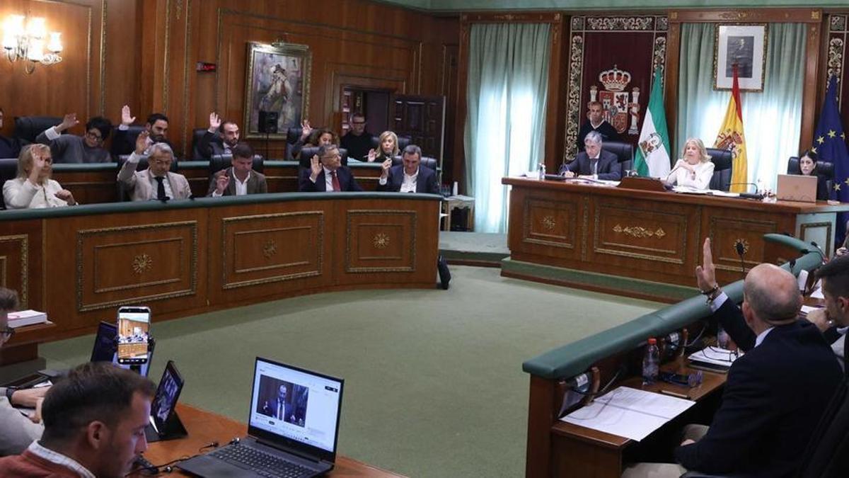 La Corporación municipal, en el pleno de noviembre, sesión en la que se aprobó el tributo a Paolo Ghirelli.