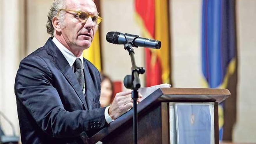 El artista Ñaco Fabré en la inauguración del curso académico.