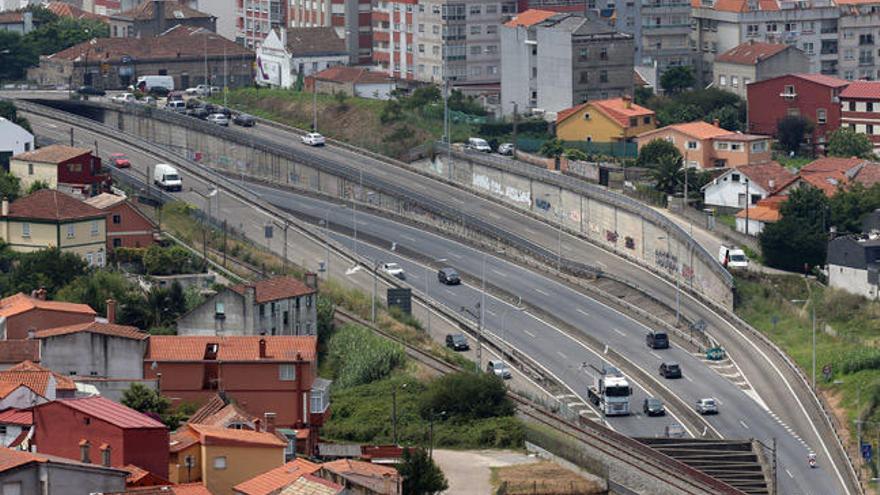 Una vista de un tramo urbano de la AP-9 en el acceso a Vigo. // Marta G. Brea