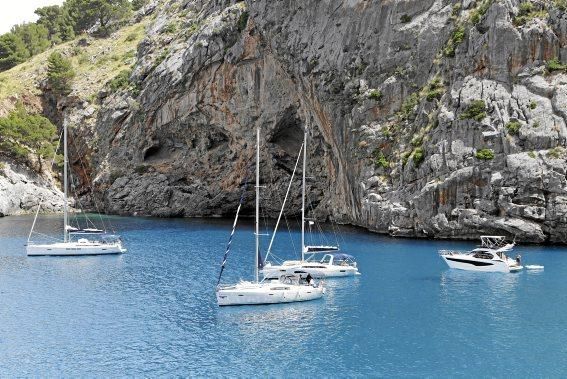 Im Torrent de Pareis, einer der größten Touristenattraktionen der Insel, stapeln sich die Besucher. Seit Wochen schafft keiner den Müll weg, auf der berühmten Serpentinenstraße staut sich der Verkehr, am Ufer haben Taschendiebe leichtes Spiel. Es ist ein Albtraum, sagen die Anwohner.