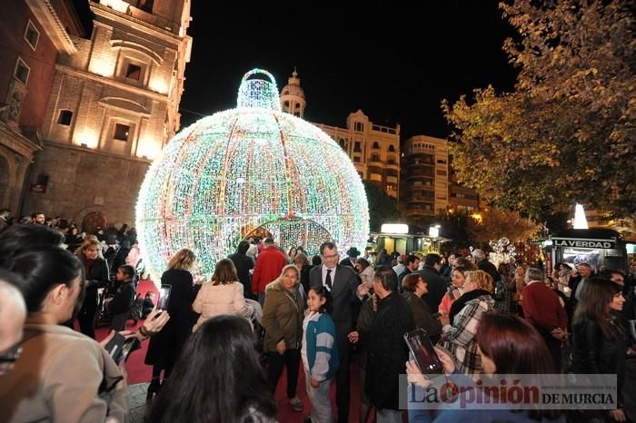 Estrellas y bolas ya brillan en las calles de Murcia