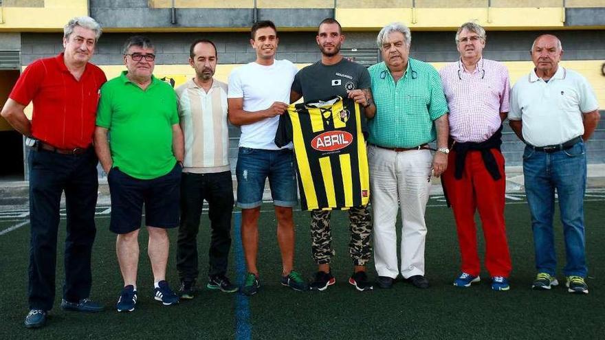 Cotilla y Pedro García, en el centro con la camiseta, ayer en el Baltasar Pujales. // Pedro Seoane