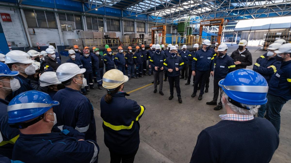 Reunión en la fábrica de electrodos de grafito para acerías del polígono de Agrela