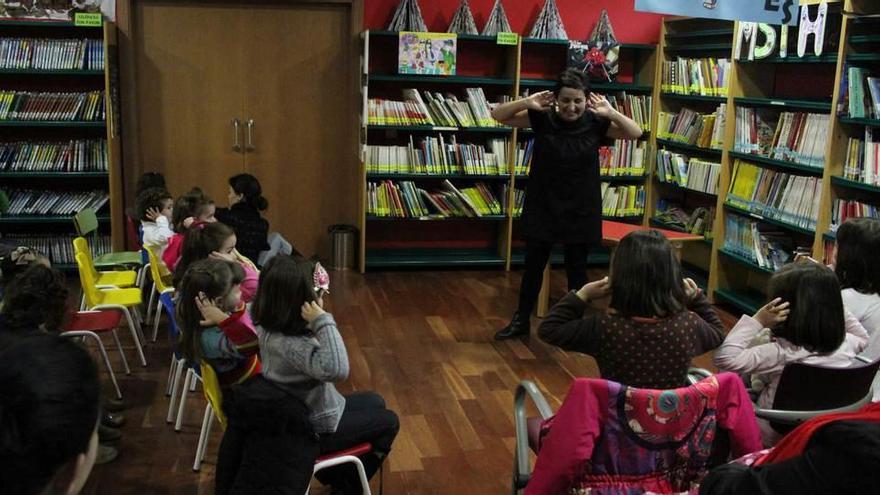 Una actividad de cuentacuentos en la biblioteca candasina.