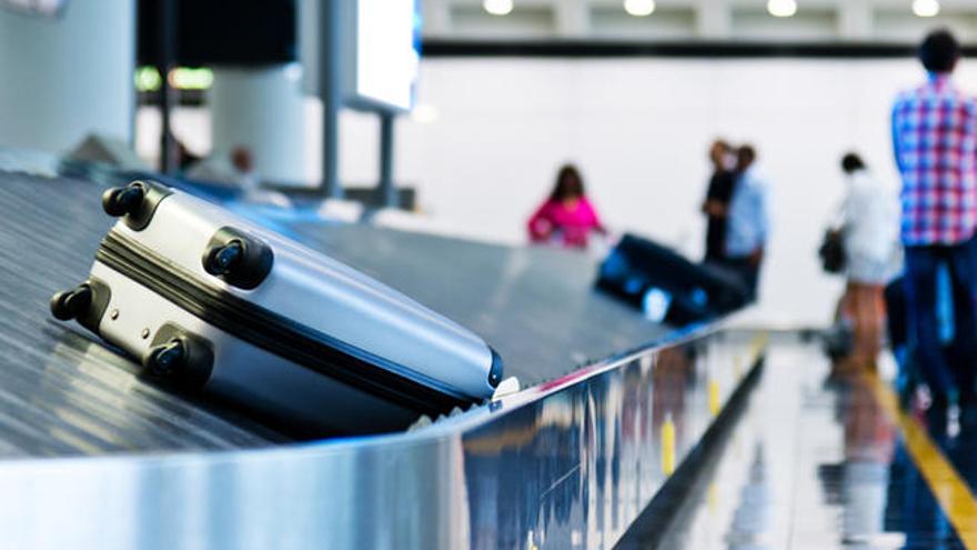 Cerco a la aerolíneas que cobran por la maleta de mano: Europa reconoce el derecho a que sean gratis