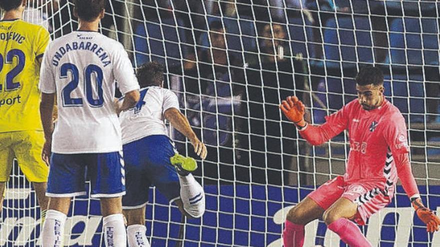 Ángel Galván encaja uno de los goles en el último partido copero del Tenerife.