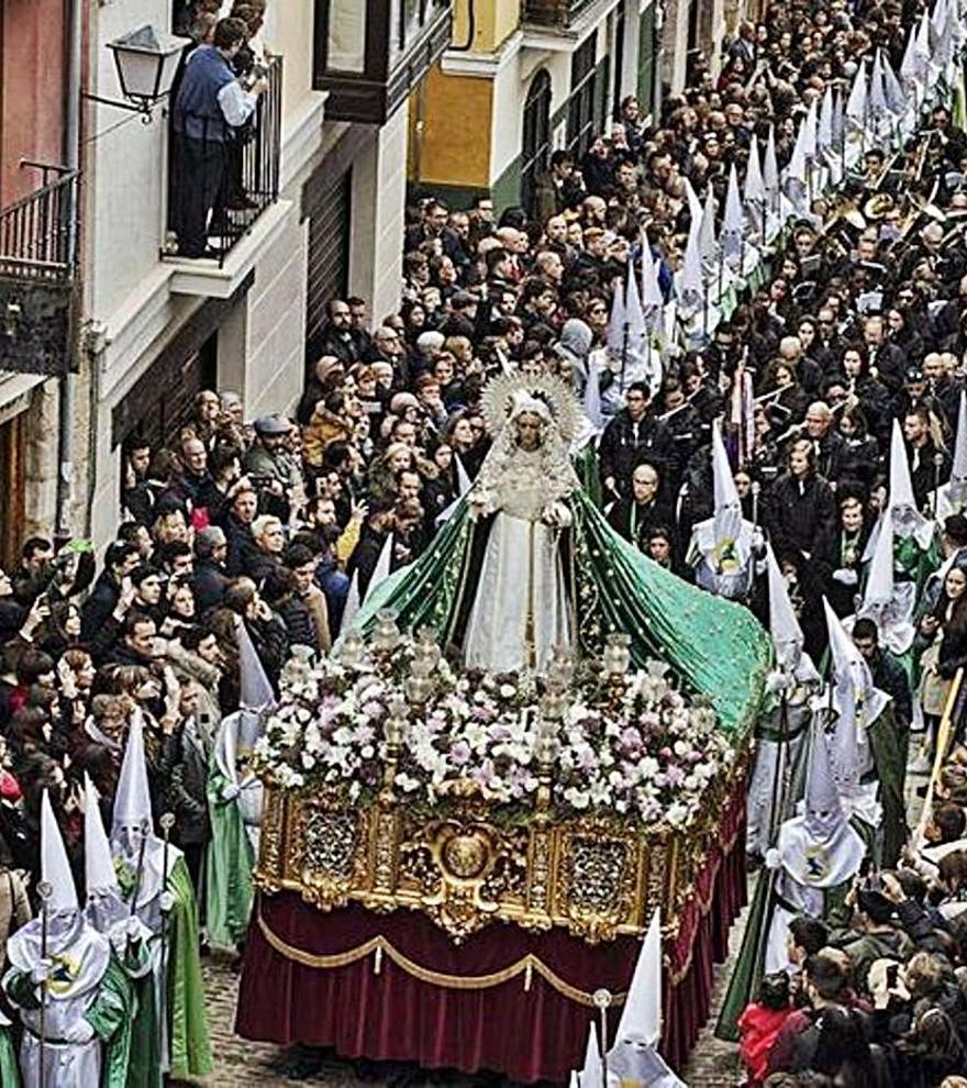 La Esperanza sube la calle de Balborraz. | Emilio Fraile