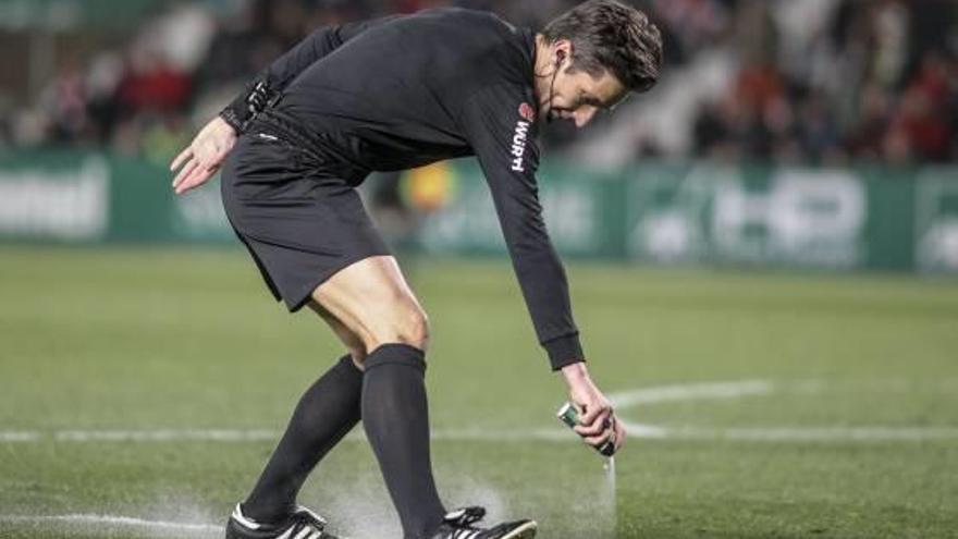 Martínez Munera marcando una línea con el espray, durante el Elche-Athletic Club de Copa.