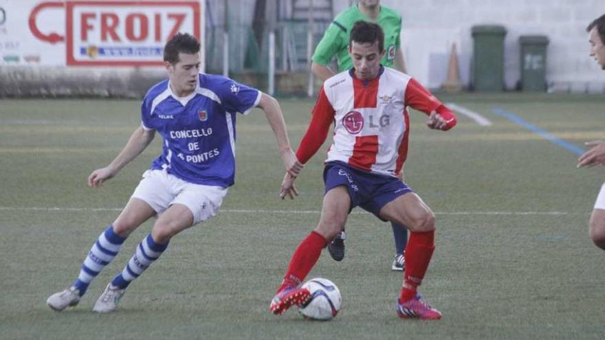 Un jugador del Alondras protege el balón ante un rival en el partido de ayer. // Santos Álvarez