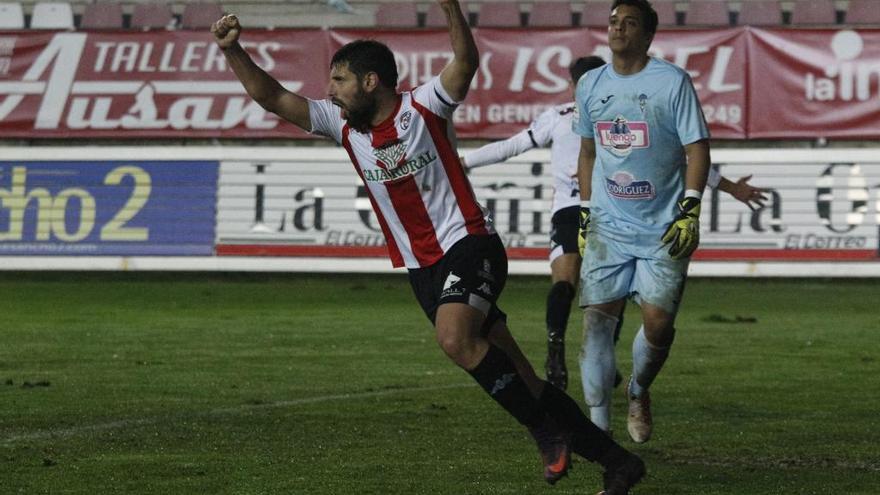 Alcañiz celebra el tanto de David Álvarez.