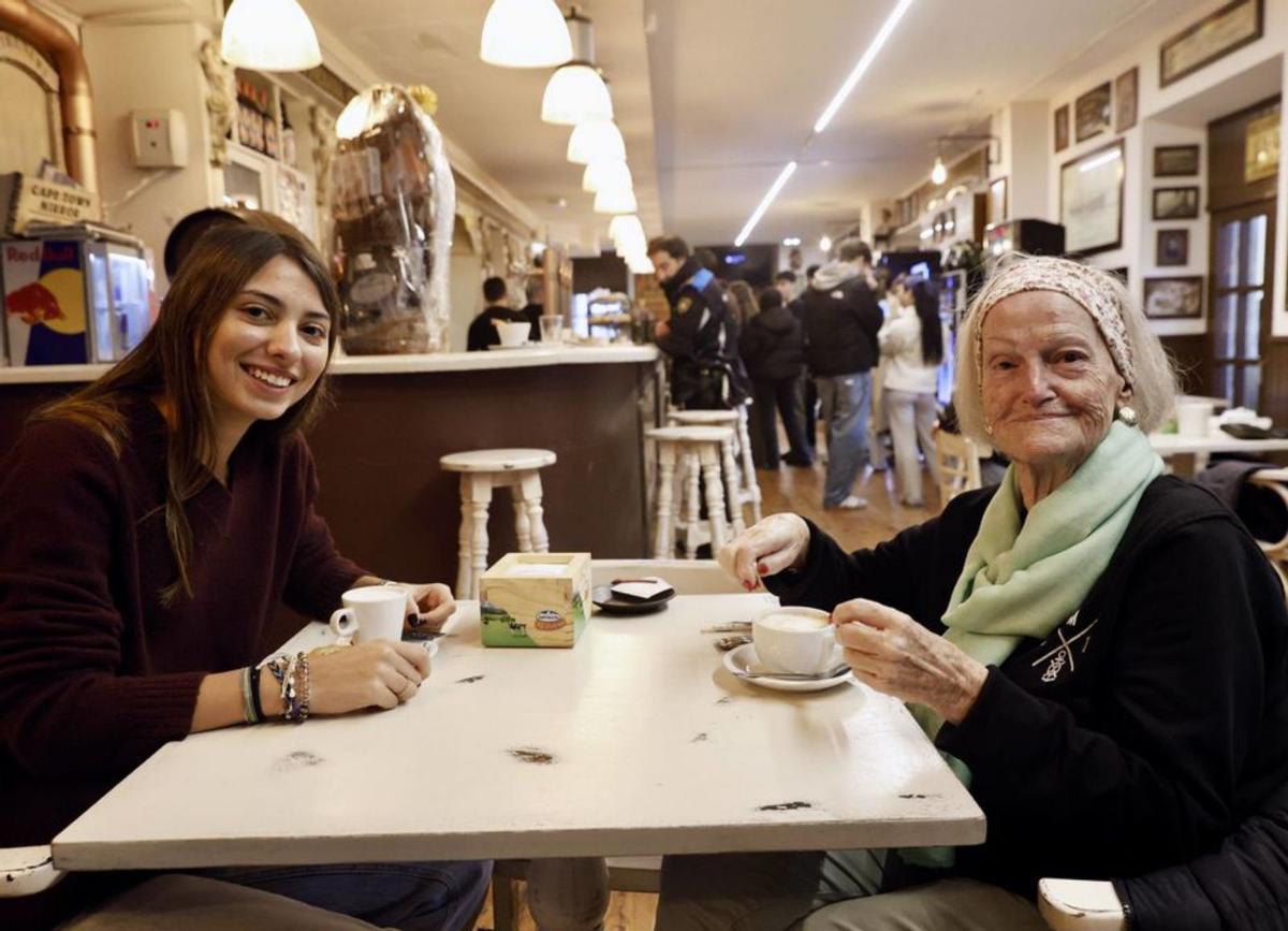 Arriba, Claudia Burón (a la izquierda) y Violeta Gómez. Debajo, María del Rosario Bobes y Nahia Fidalgo. | MARCOS LÉON / MIKI LÓPEZ