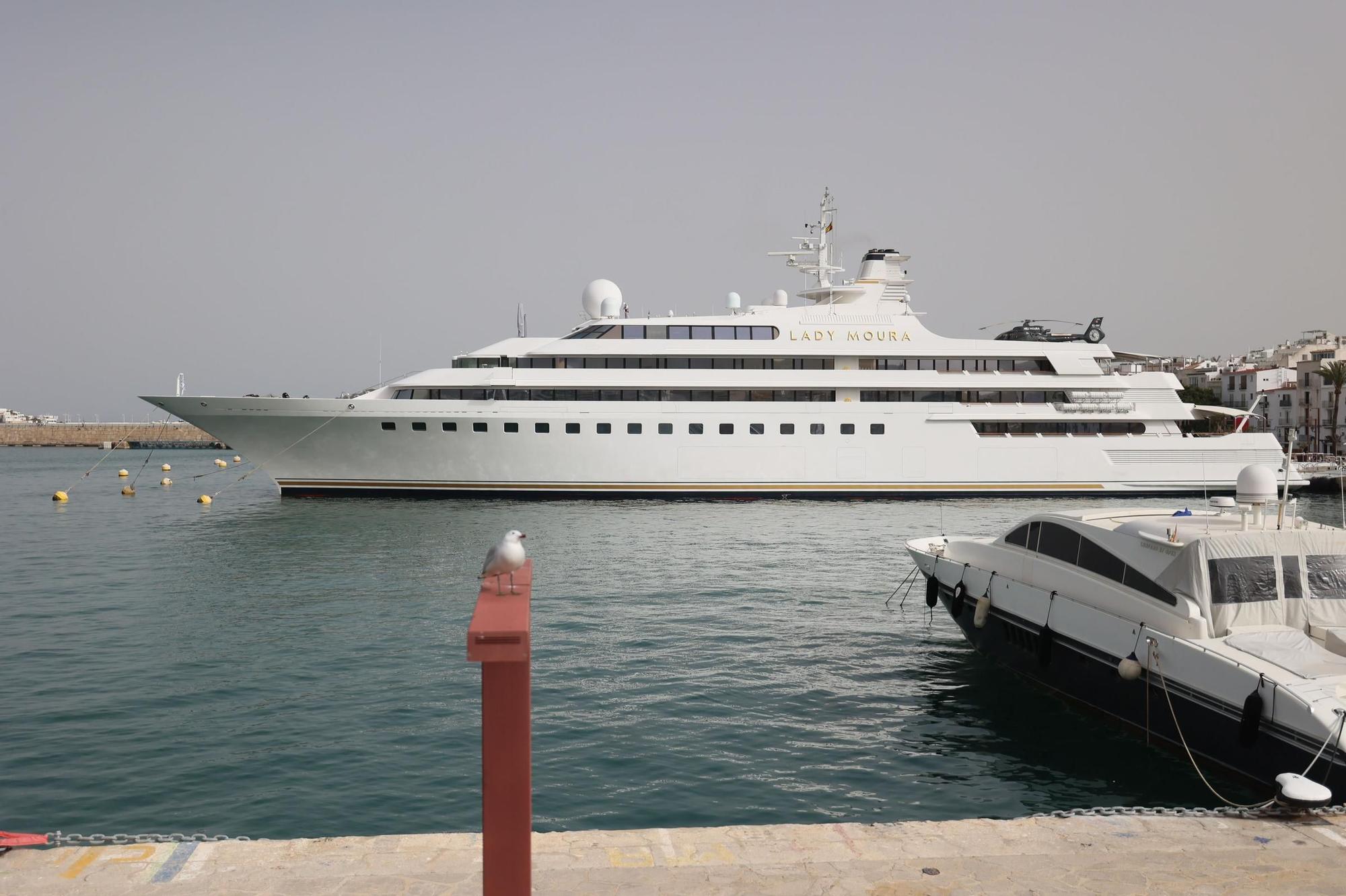 El megayate 'Lady Moura' estrena la temporada en la nueva marina del puerto de Ibiza