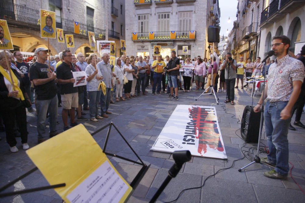 Cent dilluns reclamant la llibertat dels polítics presos a la plaça del Vi