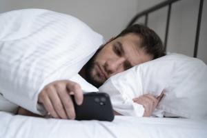 ¿El móvil te quita el sueño? Cómo afecta al descanso y así puedes ponerle remedio