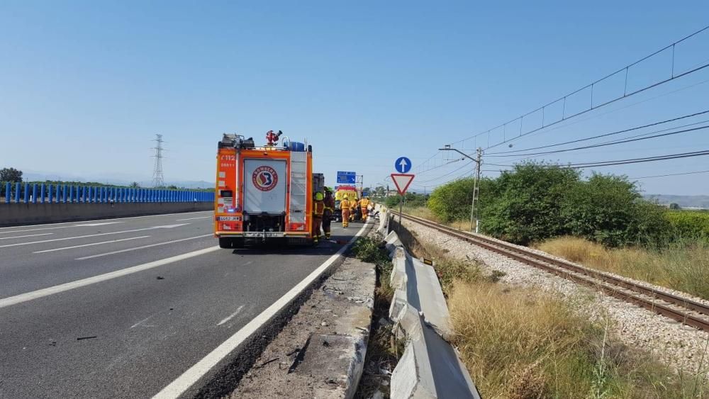 Un conductor temerario provoca un accidente en la A-7 a la altura de l'Alcúdia y se fuga