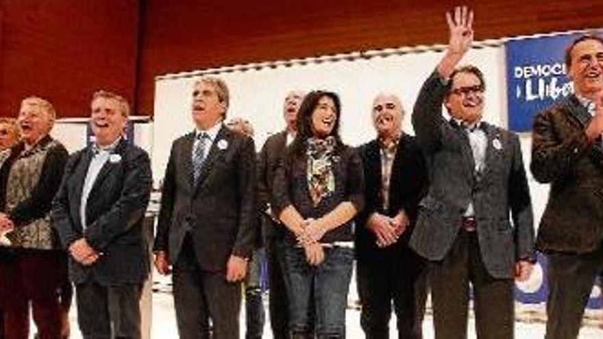 L&#039;equip de Democràcia i Llibertat, amb Artur Mas, cantant «Els Segadors» al final de l&#039;acte.