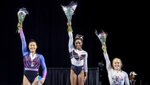 Hoffman Estates (United States), 05/08/2023.- First place Simone Biles (C) reacts with second place Leanne Wong (L) and third place Joscelyn Roberson (R) celebrate during the awards ceremony after the Core Hydration Classic at the NOW Arena in Hoffman Estates, Illinois, USA, 05 August 2023. Biles returned to competition after a two-year break after the Tokyo Olympics. (Tokio) EFE/EPA/ALEX WROBLEWSKI