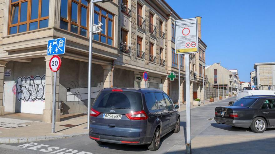 Opiniones encontradas y muchas dudas en el primer día de la zona residencial de A Illa