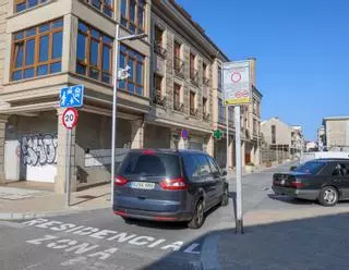 Opiniones encontradas y muchas dudas en el primer día de la zona residencial de A Illa