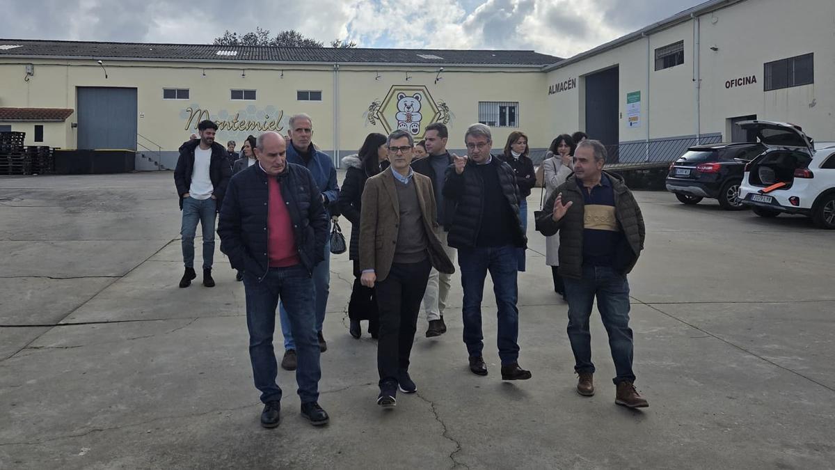 El ministro Félix Bolaños, este jueves, durante una visita a una cooperativa.