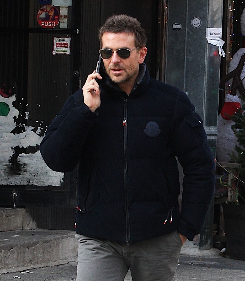Bradley Cooper hablando por teléfono