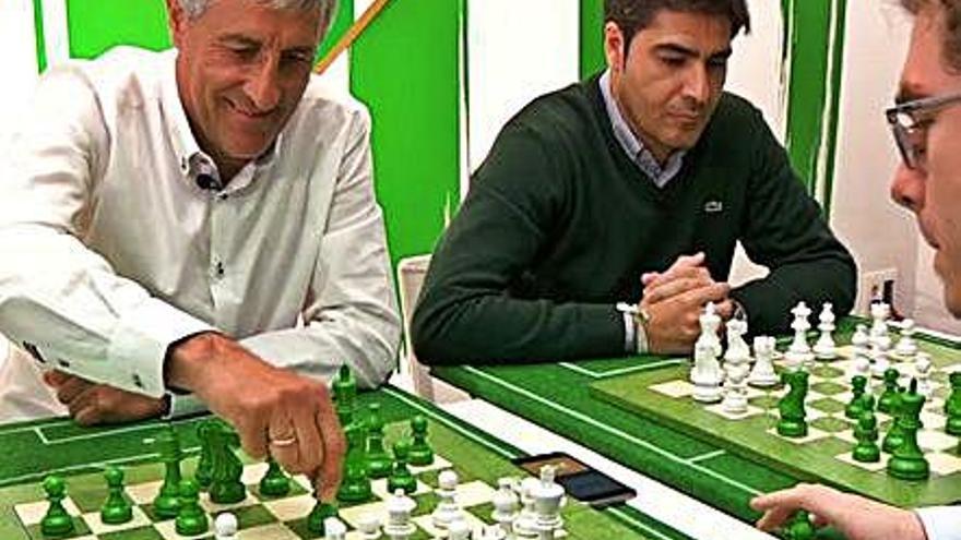 Amb el president del Betis, Ángel Haro, en plena partida d&#039;escacs