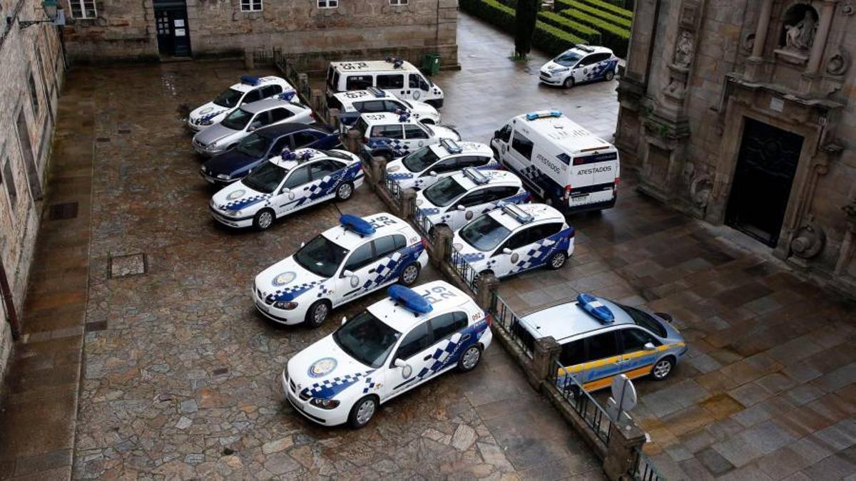 Vehículos policiales en la comisaría de Santiago
