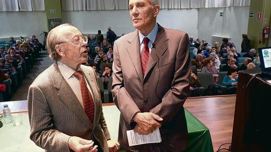 El doctor José Miguel Diego, con José Matías Pérez Tabernero, en el Mes de la Salud de Caja Rural.