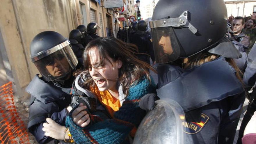 Los estudiantes que se habían concentrado en las inmediaciones del IES Lluís Vives se han empezado a trasladar hacia la comisaría de Zapadores por las calles de Alicante y Castelló, han cortado el tráfico de la gran vía de Germanías y la calle de Cádiz y han volcado contenedores.