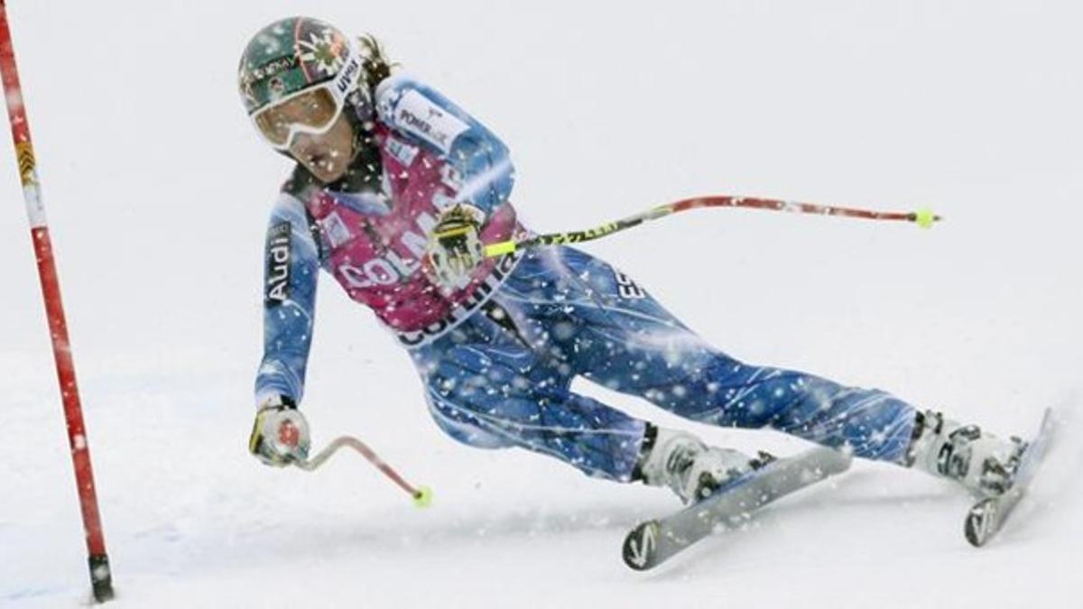 Carolina Ruiz pasa una puerta en Cortina d'Ampezzo.