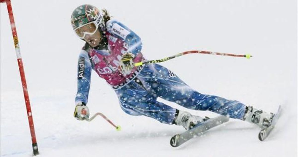 Carolina Ruiz passa una porta a Cortina d’Ampezzo.