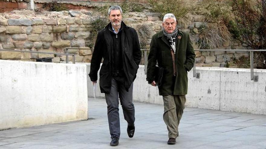 A l&#039;esquerra, Josep Ramon Bosch arribant ahir amb el seu advocat als jutjats de Manresa